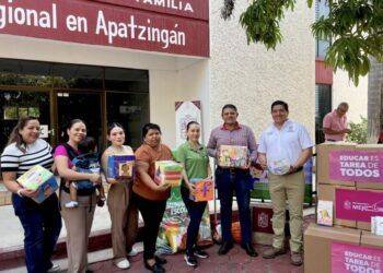 “Vamos escuela por escuela, con el corazón en la educación”: Iván Santamaría inicia entrega de material didáctico y deportivo en la región de Apatzingán 10 “Vamos escuela por escuela, con el corazón en la educación”: Iván Santamaría inicia entrega de material didáctico y deportivo en la región de Apatzingán