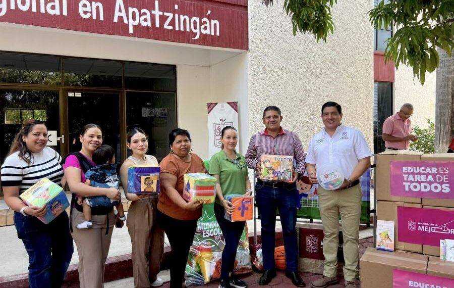 “Vamos escuela por escuela, con el corazón en la educación”: Iván Santamaría inicia entrega de material didáctico y deportivo en la región de Apatzingán
