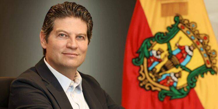 Autoridades aseguran auto con armamento en Lázaro Cárdenas