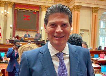 Carmelo Domínguez desafía a Rectoría y retoma su cargo por mandato judicial; autoridades brillan por su ausencia
