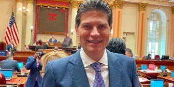 Carmelo Domínguez desafía a Rectoría y retoma su cargo por mandato judicial; autoridades brillan por su ausencia