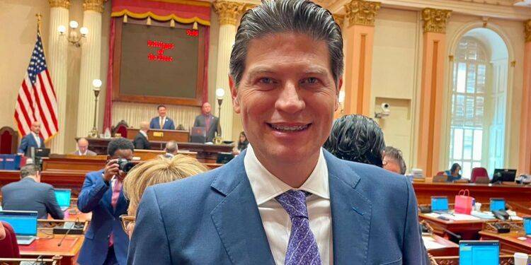Carmelo Domínguez desafía a Rectoría y retoma su cargo por mandato judicial; autoridades brillan por su ausencia