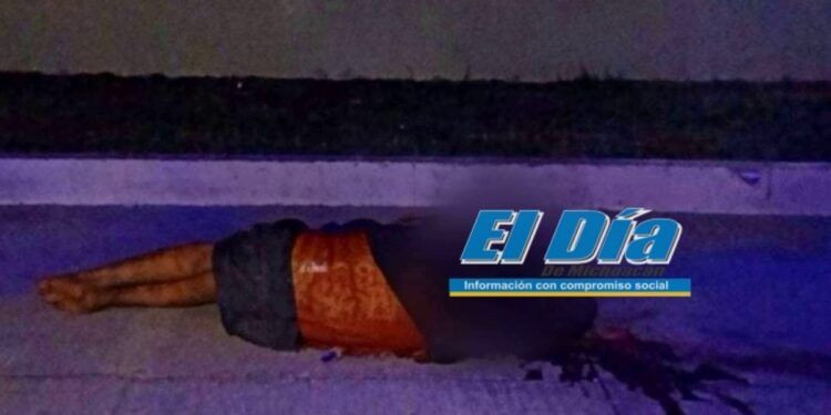 Maniatado y con el Tiro de Gracia: hallan cadáver en la plaza principal de Chandio en Apatzingán