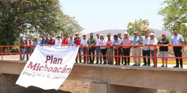 Gobierno de Apatzingán atiende de manera inmediata socavón en la colonia Babilonia