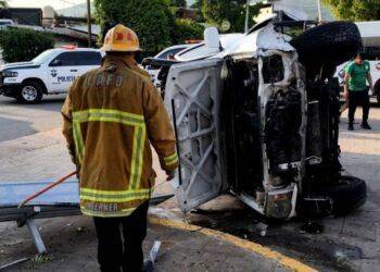 Autoridades aseguran auto con armamento en Lázaro Cárdenas
