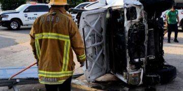 Autoridades aseguran auto con armamento en Lázaro Cárdenas