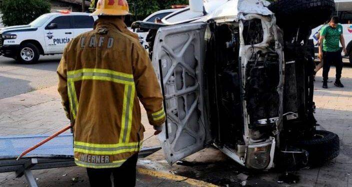 Autoridades aseguran auto con armamento en Lázaro Cárdenas