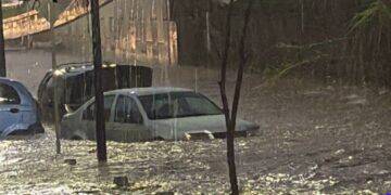 Lluvia torrencial paraliza Morelia; arrastra vehículos, colapsa drenes y deja un saldo de lesionados