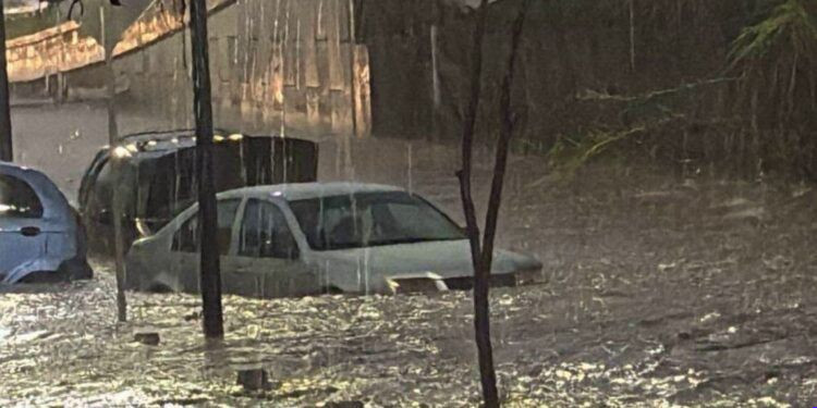 Lluvia torrencial paraliza Morelia; arrastra vehículos, colapsa drenes y deja un saldo de lesionados