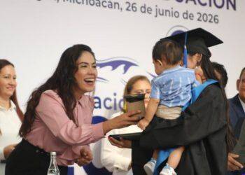 La educación transforma vidas: Fanny Arreola acompaña graduación del Instituto Tecnológico Superior de Apatzingán