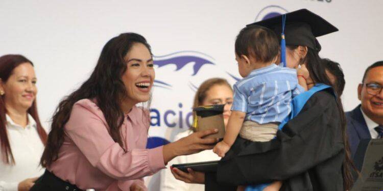 La educación transforma vidas: Fanny Arreola acompaña graduación del Instituto Tecnológico Superior de Apatzingán