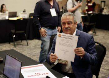 Carmelo Domínguez desafía a Rectoría y retoma su cargo por mandato judicial; autoridades brillan por su ausencia
