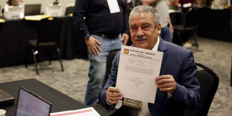 Carmelo Domínguez desafía a Rectoría y retoma su cargo por mandato judicial; autoridades brillan por su ausencia