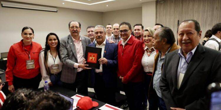 Carmelo Domínguez desafía a Rectoría y retoma su cargo por mandato judicial; autoridades brillan por su ausencia