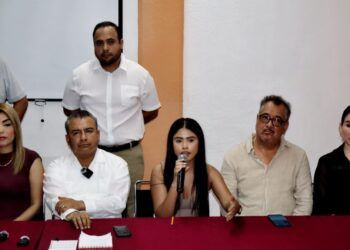 Autoridades aseguran auto con armamento en Lázaro Cárdenas