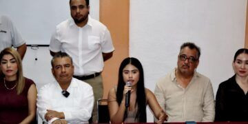 Autoridades aseguran auto con armamento en Lázaro Cárdenas
