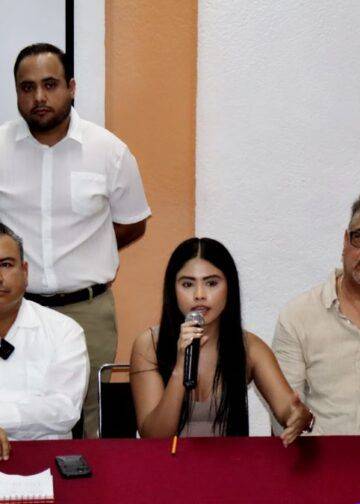 Autoridades aseguran auto con armamento en Lázaro Cárdenas