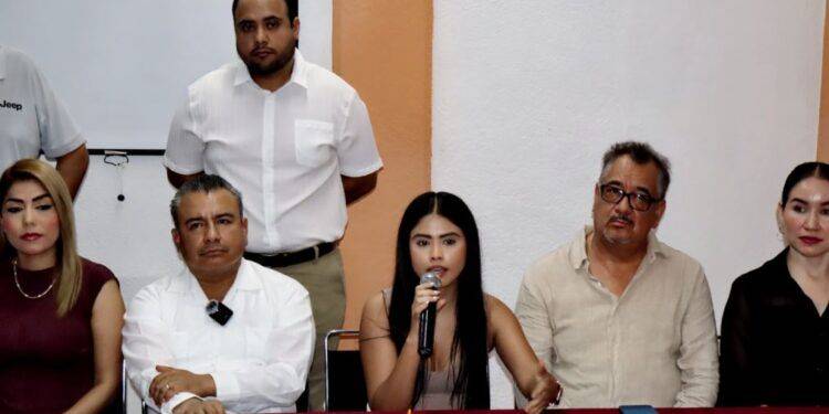 Autoridades aseguran auto con armamento en Lázaro Cárdenas