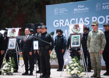 Autoridades aseguran auto con armamento en Lázaro Cárdenas
