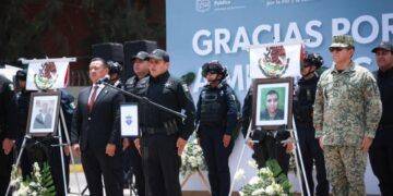 Autoridades aseguran auto con armamento en Lázaro Cárdenas