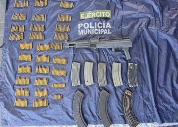 Autoridades aseguran auto con armamento en Lázaro Cárdenas