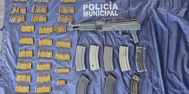 Autoridades aseguran auto con armamento en Lázaro Cárdenas