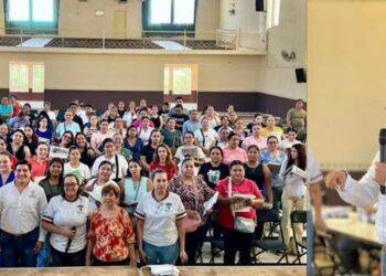 Iván Santamaría Granados encabeza entrega de tarjetas de la Beca Rita Cetina en primarias de Apatzingán