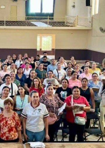 Iván Santamaría Granados encabeza entrega de tarjetas de la Beca Rita Cetina en primarias de Apatzingán
