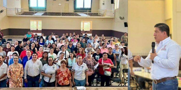 Iván Santamaría Granados encabeza entrega de tarjetas de la Beca Rita Cetina en primarias de Apatzingán