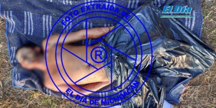 Abandonan cadáver embolsado en Parácuaro