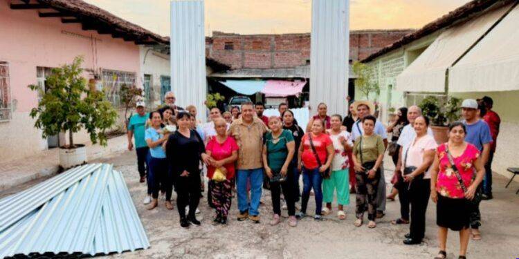 «Diputado en Territorio»: José Luis Cruz recorre Apatzingán y entrega en mano láminas y cemento gratuito a familias vulnerables
