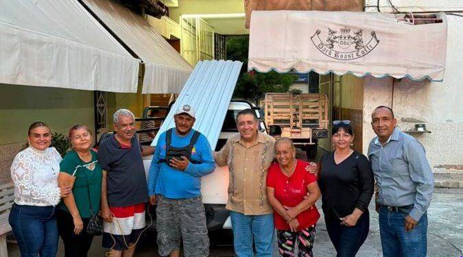«Diputado en Territorio»: José Luis Cruz recorre Apatzingán y entrega en mano láminas y cemento gratuito a familias vulnerables