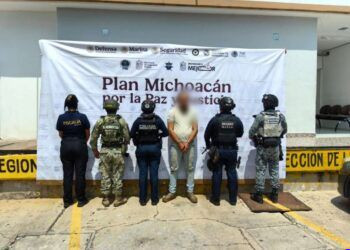 En Apatzingán , Aseguran vehículo robado en Las Maravillas de Acahuato; hay un detenido