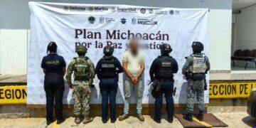 En Apatzingán , Aseguran vehículo robado en Las Maravillas de Acahuato; hay un detenido