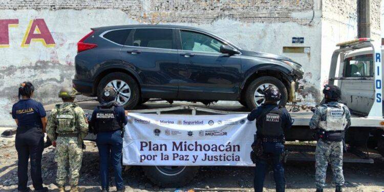 En Apatzingán , Aseguran vehículo robado en Las Maravillas de Acahuato; hay un detenido