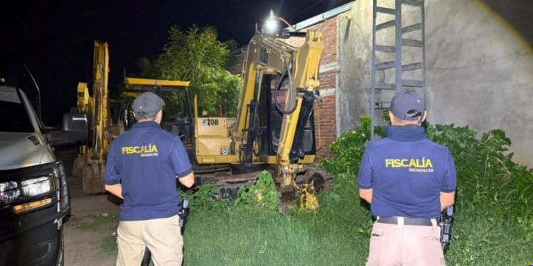 En cateo realizado en Apatzingán, asegura FGE excavadora hidráulica con reporte de robo