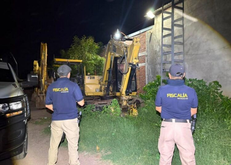 En cateo realizado en Apatzingán, asegura FGE excavadora hidráulica con reporte de robo