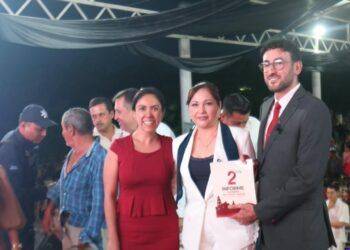 Fanny Arreola felicita a la presidenta de Buenavista, Irma Moreno, por su informe de actividades