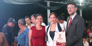Fanny Arreola felicita a la presidenta de Buenavista, Irma Moreno, por su informe de actividades