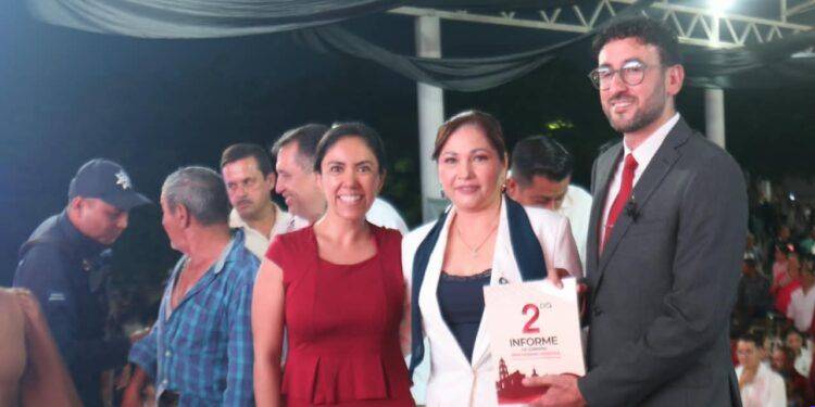 Fanny Arreola felicita a la presidenta de Buenavista, Irma Moreno, por su informe de actividades