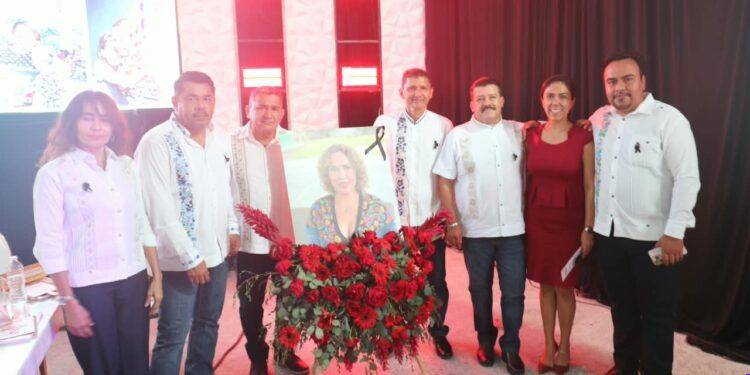 Fanny Arreola felicita a la presidenta de Buenavista, Irma Moreno, por su informe de actividades