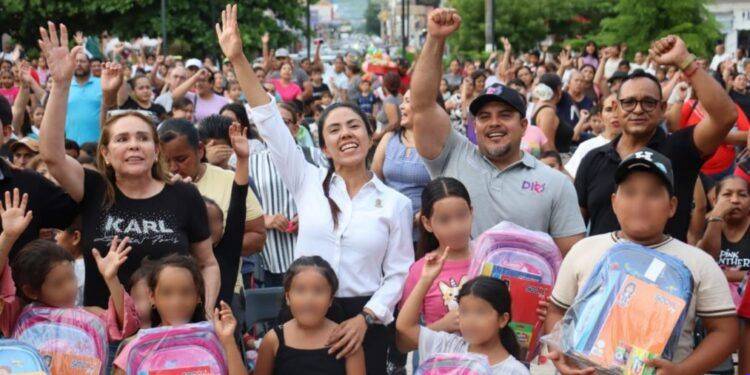 Fanny Arreola mantiene su compromiso con la educación y entrega apoyos escolares