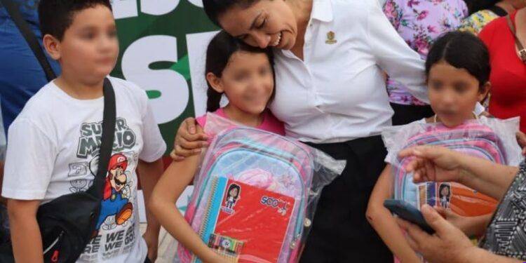Fanny Arreola mantiene su compromiso con la educación y entrega apoyos escolares