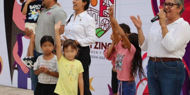 Fanny Arreola mantiene su compromiso con la educación y entrega apoyos escolares
