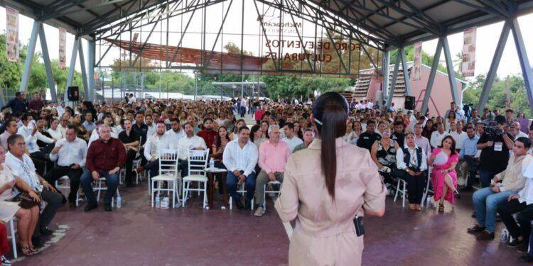 En cateo realizado en Apatzingán, asegura FGE excavadora hidráulica con reporte de robo