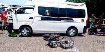 Motociclista muere al ser arrollado por una combi en Las Guacamayas