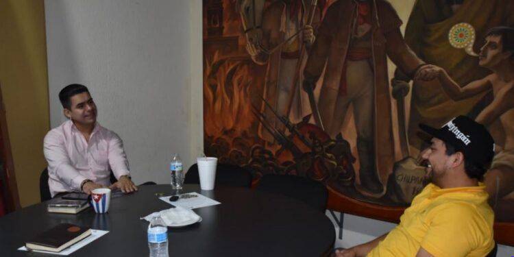 ¡MANO FIRME Y MENSAJE CLARO! José Luis Cruz visita la colonia Independencia con información de la derecha globalista