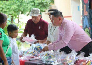 Jaime Cabrera regresa a su comunidad natal para llevar apoyos sociales y educativos