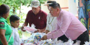 Jaime Cabrera regresa a su comunidad natal para llevar apoyos sociales y educativos