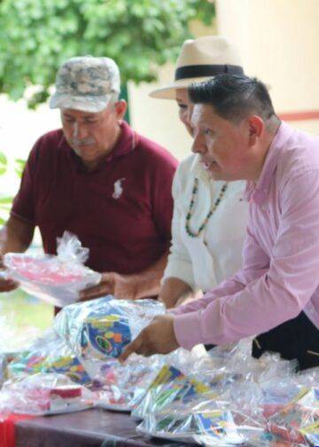 Jaime Cabrera regresa a su comunidad natal para llevar apoyos sociales y educativos